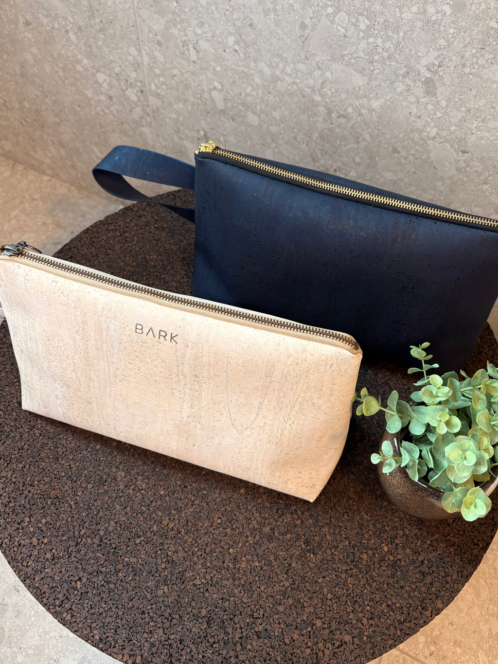 Stor toalettmappe av korkskinn