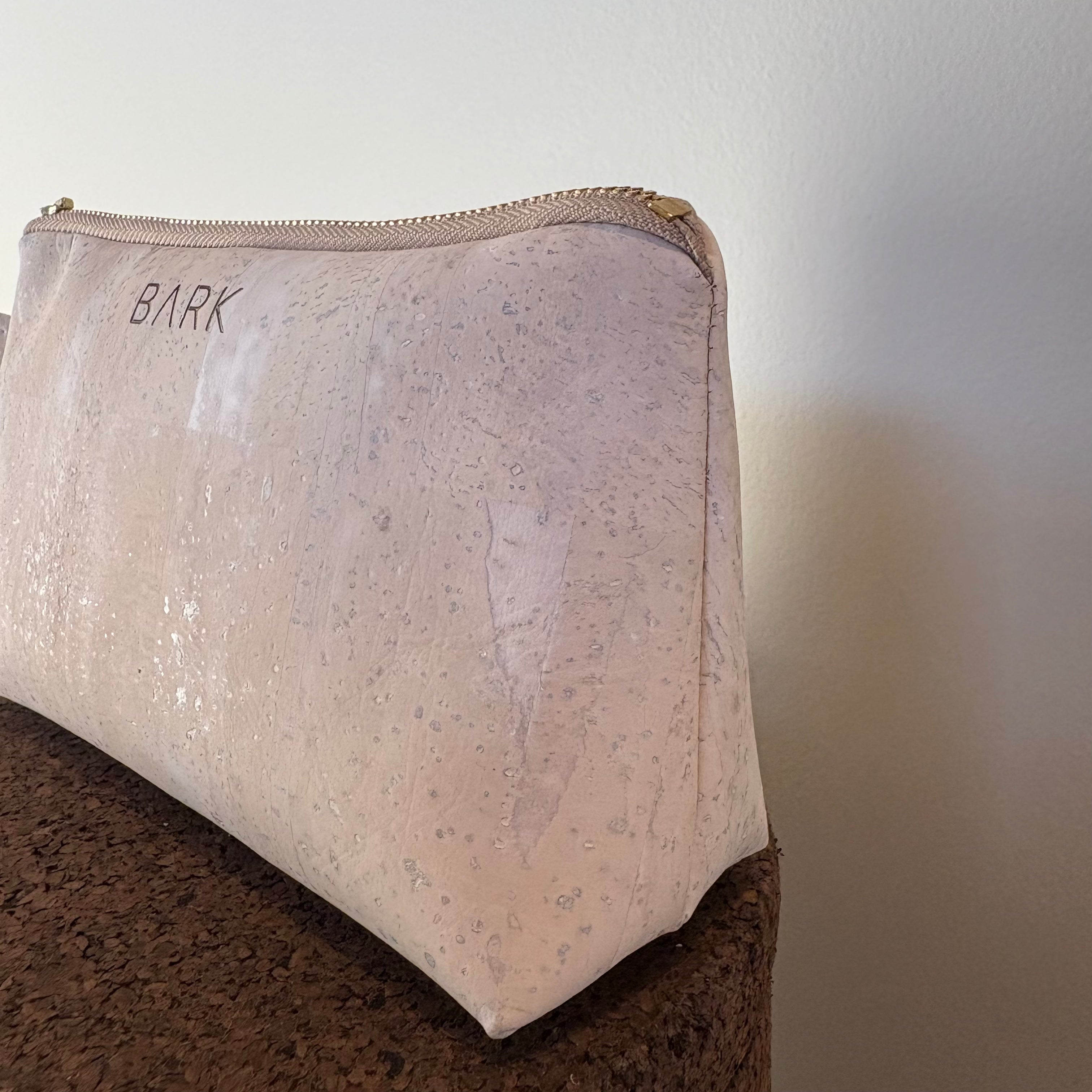 Liten toalettmappe av korkskinn